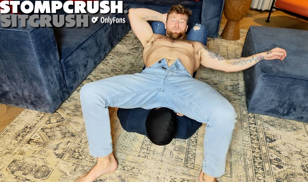 New Vid. Str8 muscle lad in jeans farts on slaves face