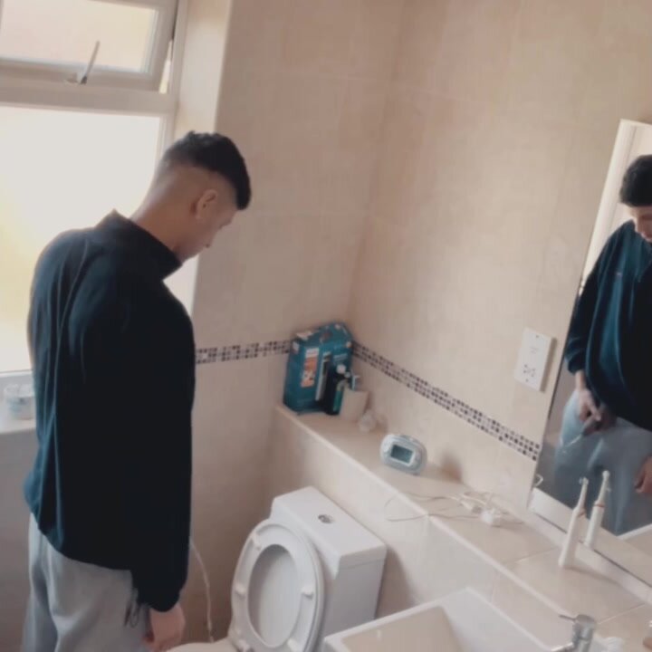 Bro pissing