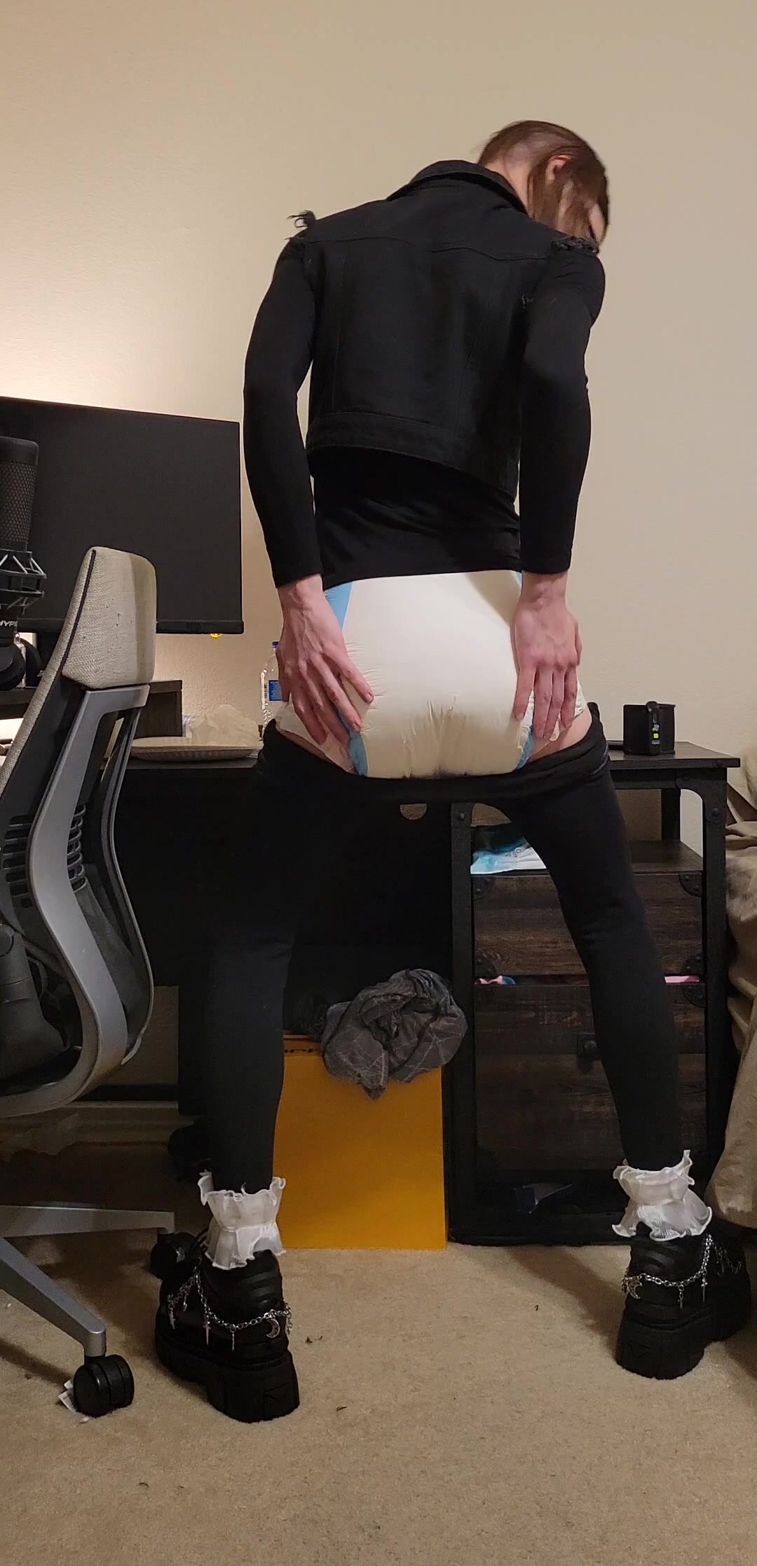 Femboy shows diaper under leggings