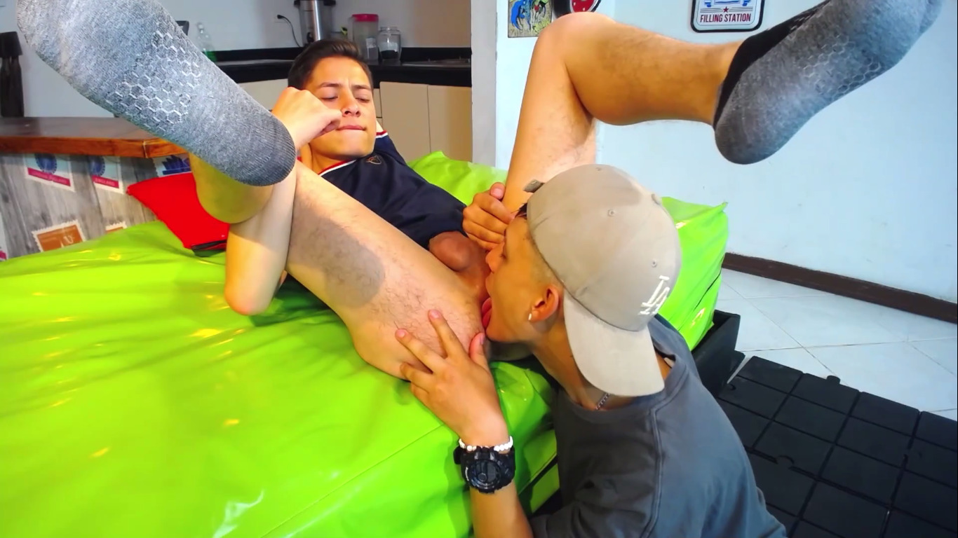 Receiving a rimjob from his friend
