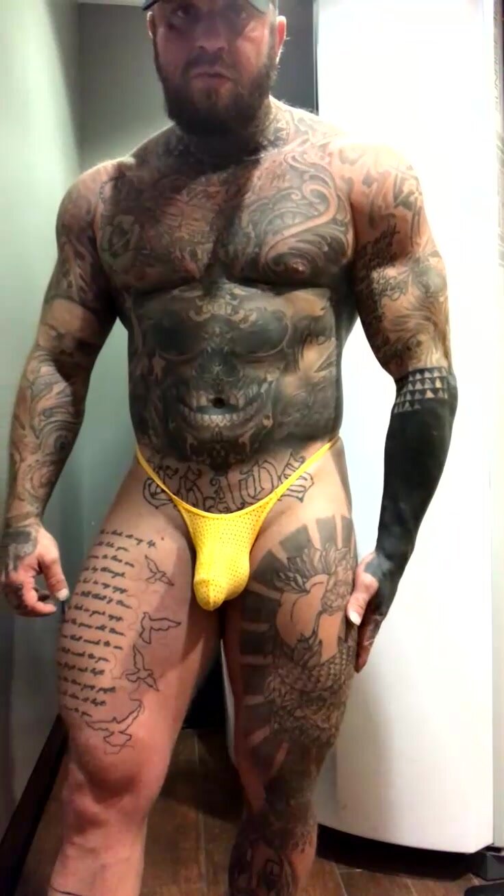 Tatted muscle chub jerks off