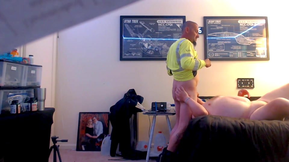 Chubby slut sucks str8 construction top on hidden cam