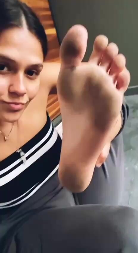 dirty feet girl