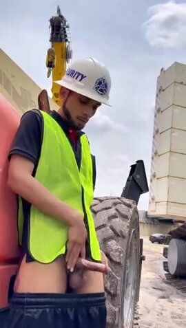 Cute workman cums during his break