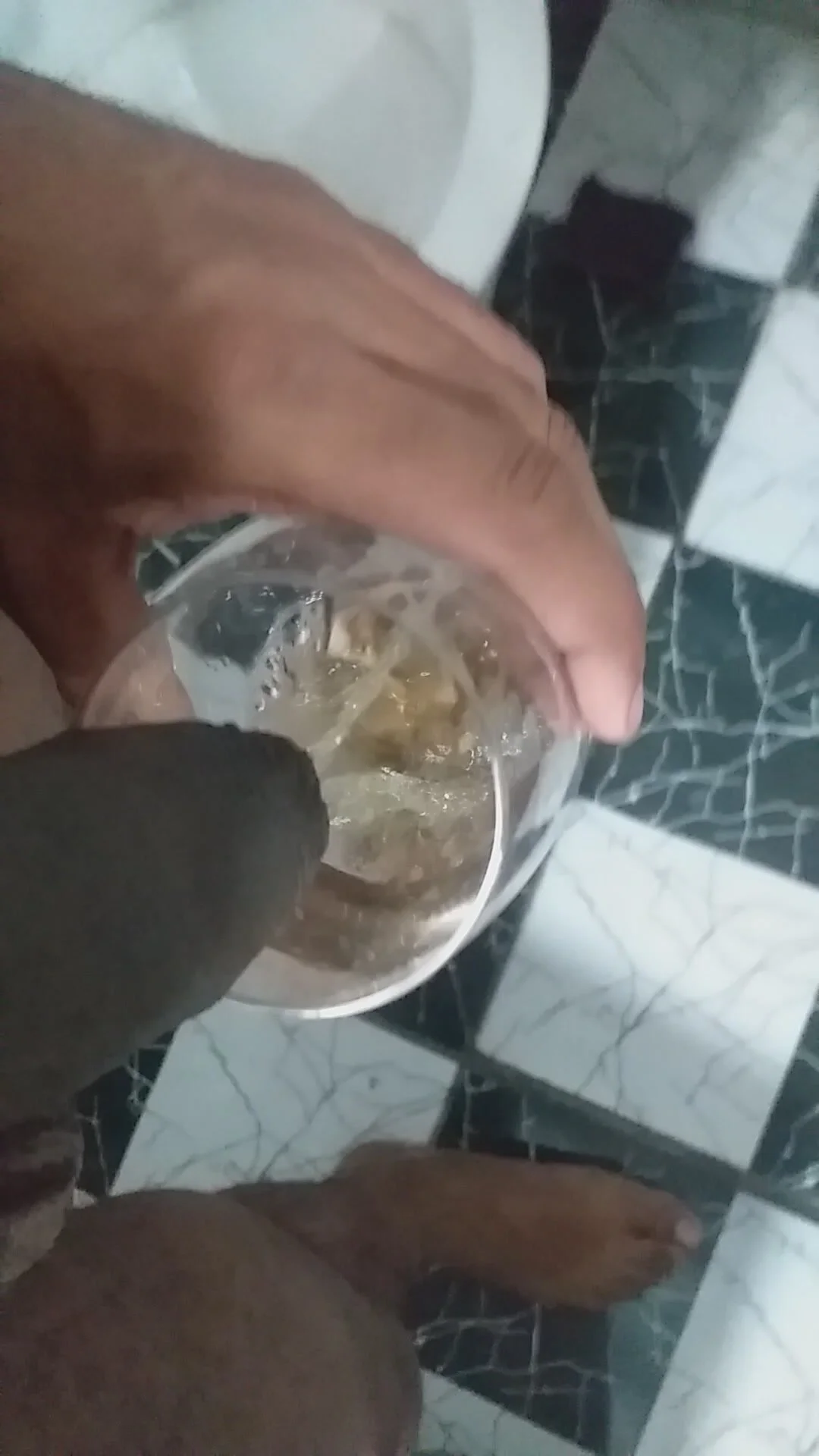 Mijando na taça no banheiro - ThisVid.com