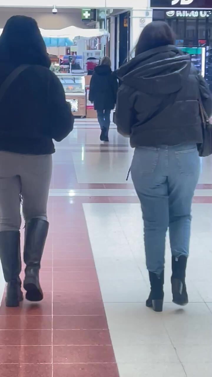 2 sexy teens in jeans