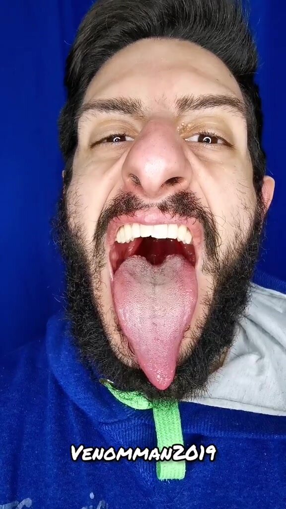 Italian Man Shows Off His Tongue and Mouth (9)