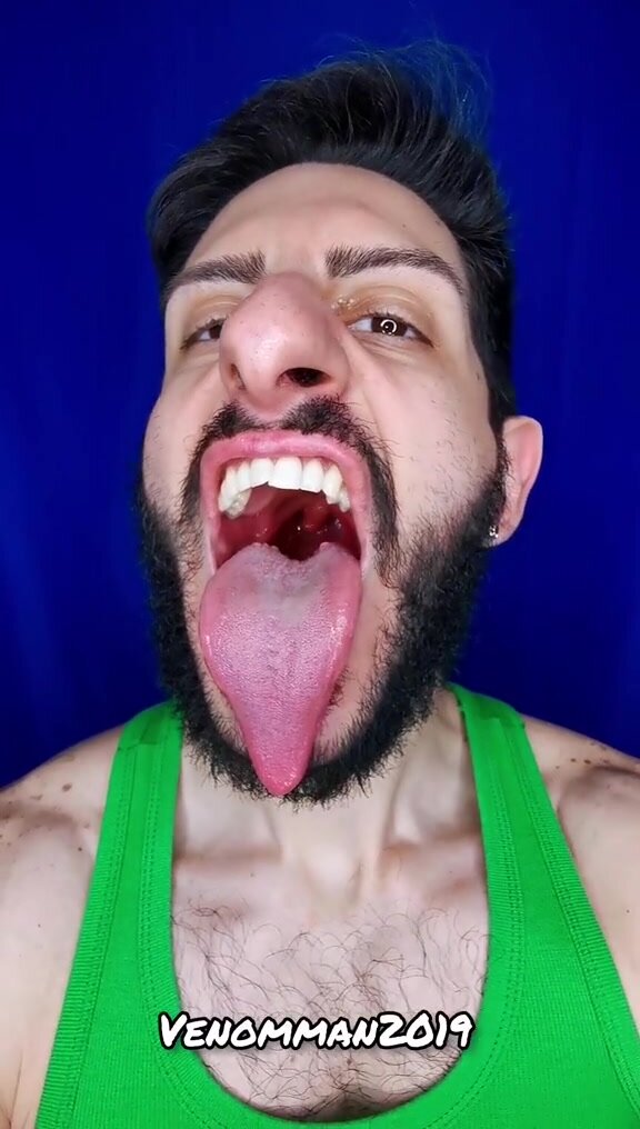 Italian Man Shows Off His Tongue and Mouth (10)