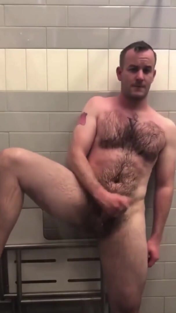 Stud jerks off in the shower