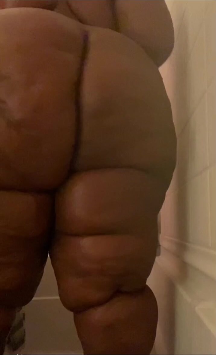 shaking huge fat ass ebony 2