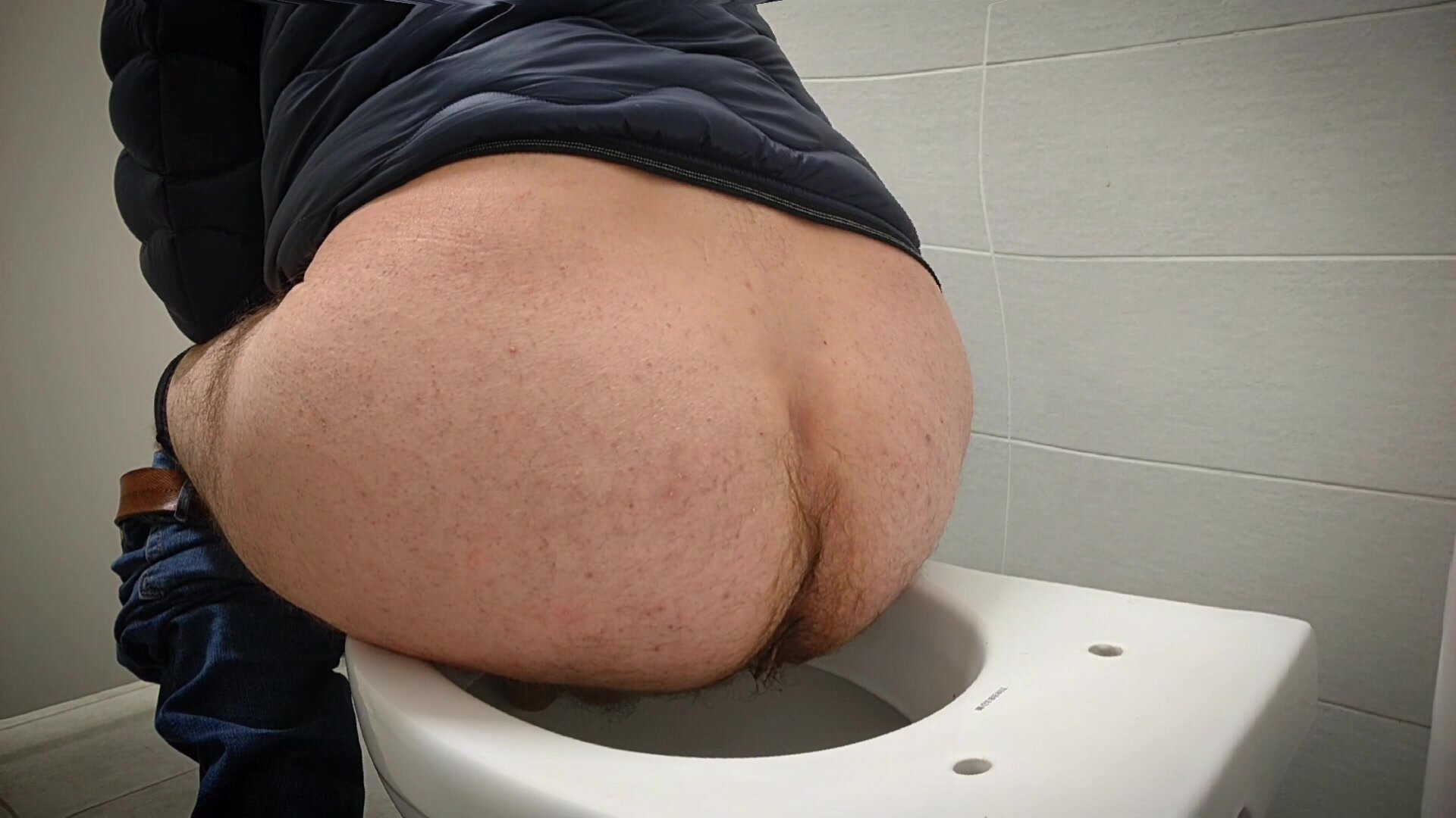 Nice ass spied in concert bathroom