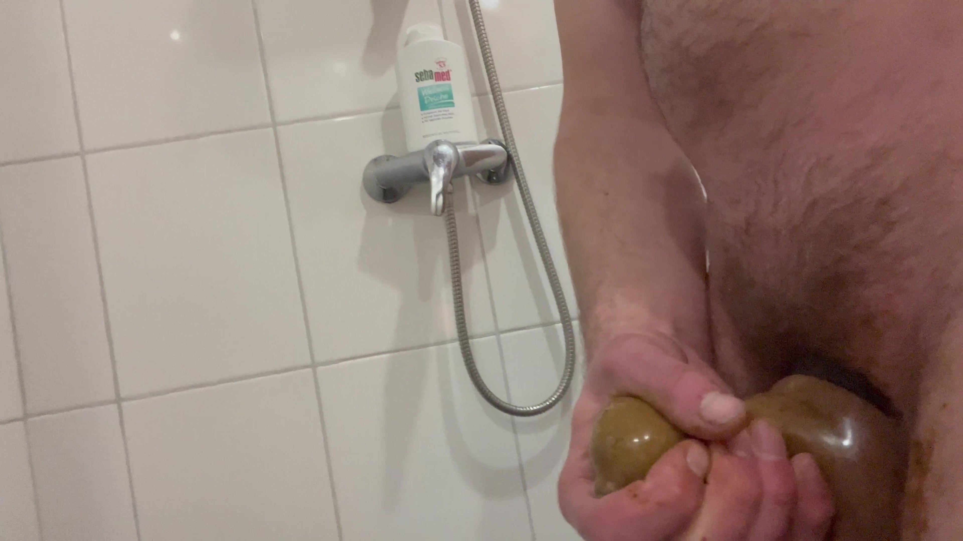 Jerking with shitty condom