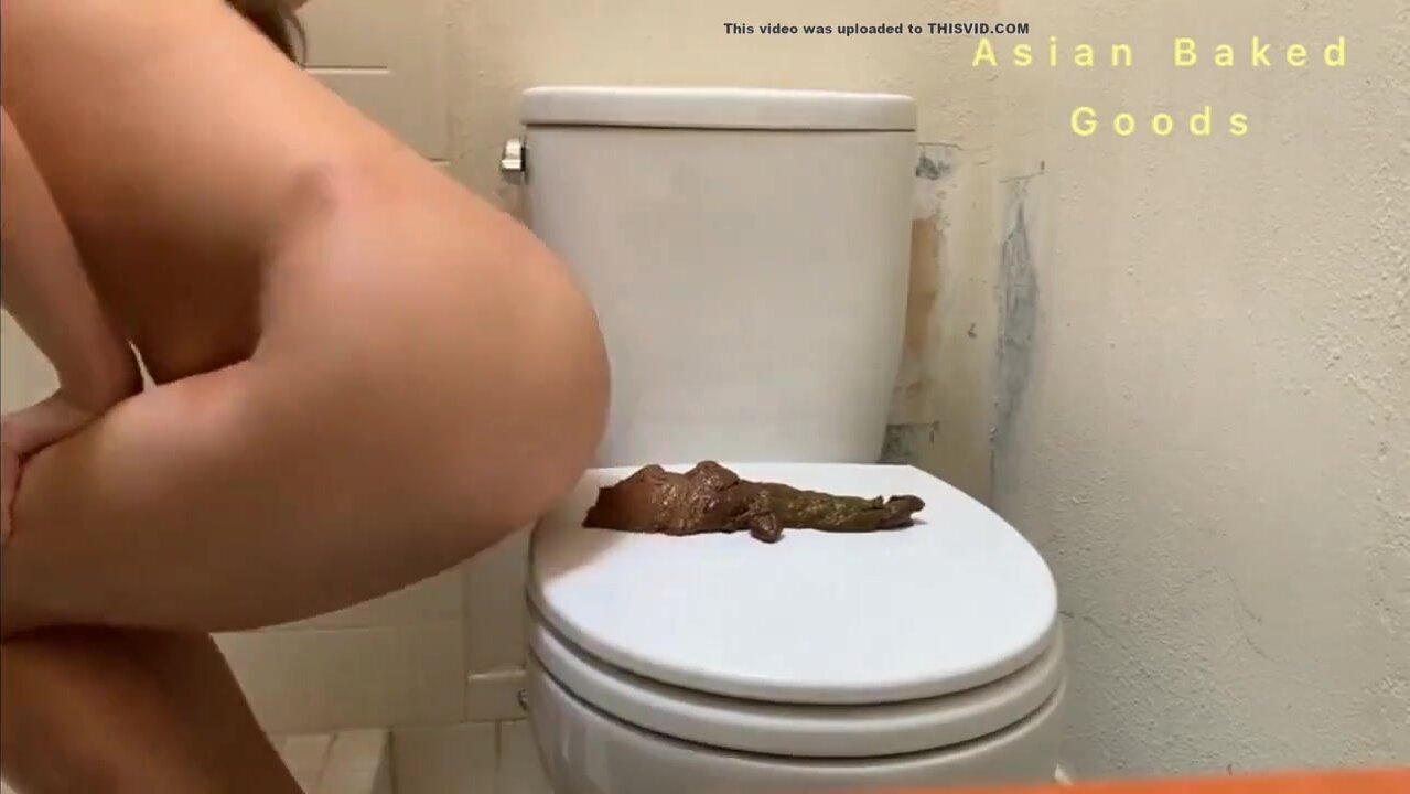 Girl pooping - video 453