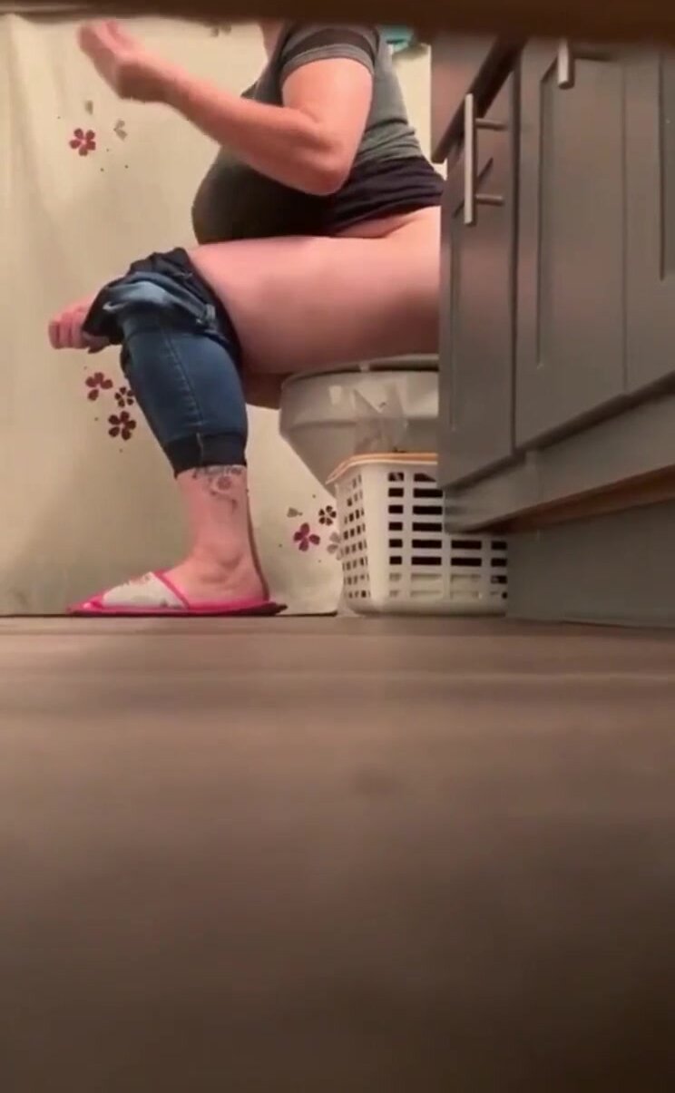 toilet voyeur - video 32