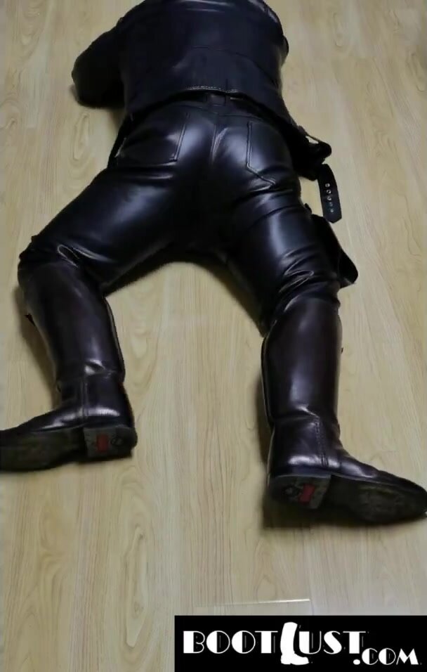 Hot leatherman getting aroused