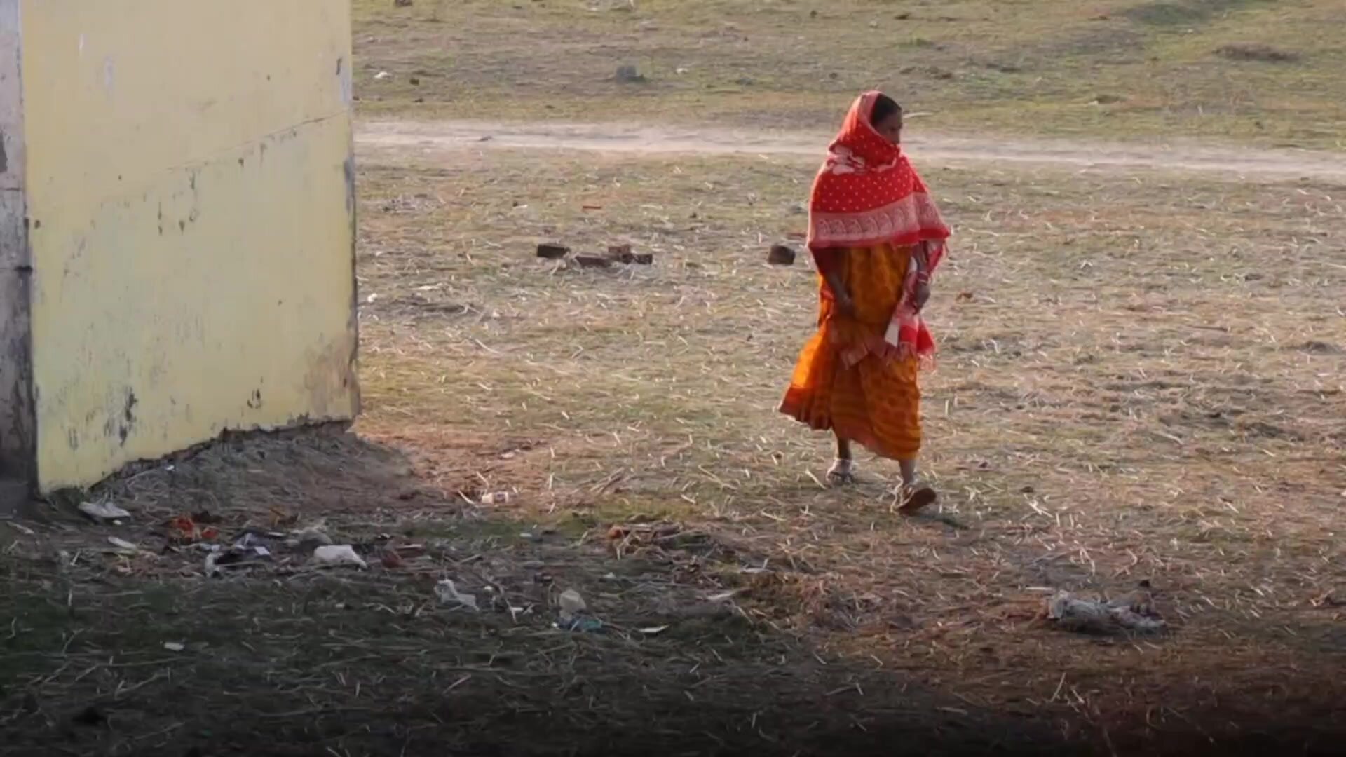 Indian desi village lady open place pissing