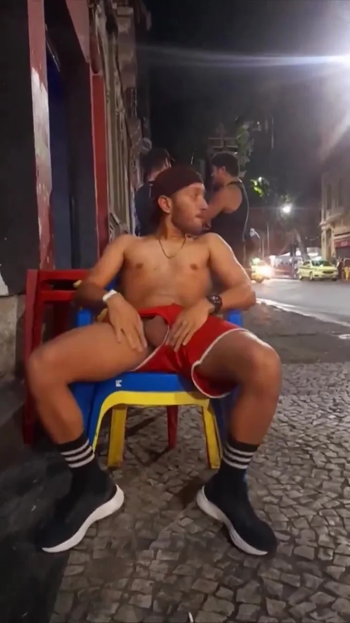 Mostrando o saco na rua - ThisVid.com en anglais
