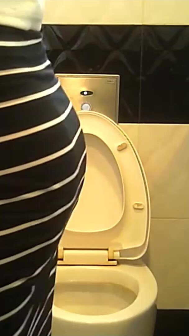 Secretly filmed toilet of beautiful Chinese girl going - video 4