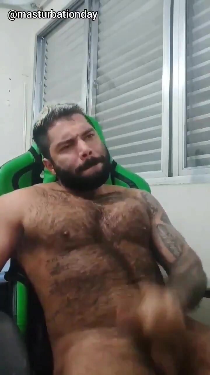 Hairy guy jerking - video 4