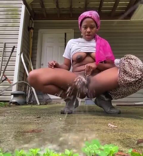 Ebony pulls titties out, rubs while peeing outside