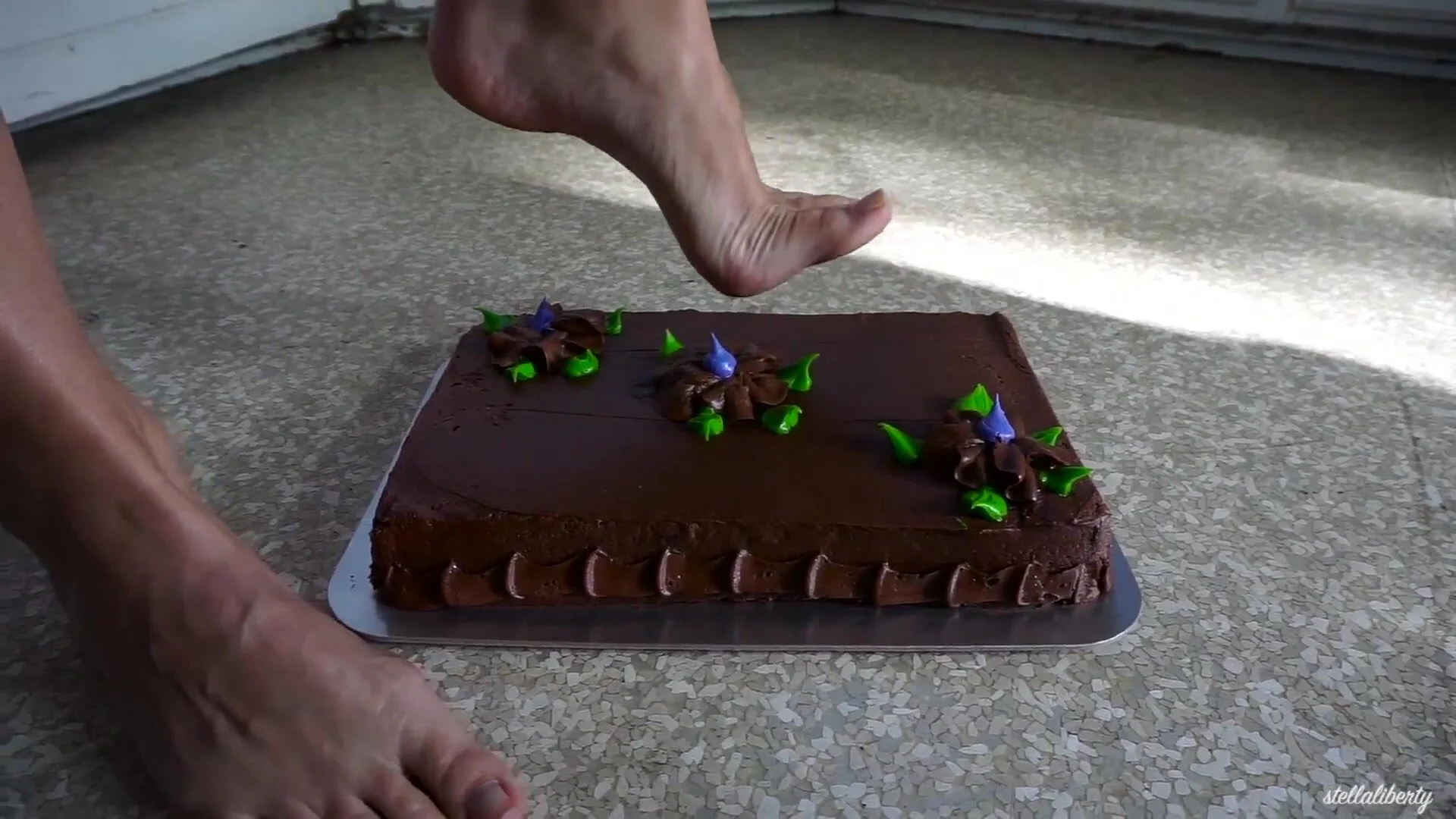 Video: Chocolate Sheet Cake Feet - ThisVid.com