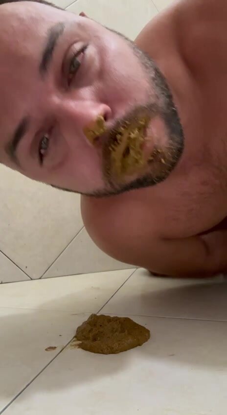 Hot toilet training himself by eating his own shit
