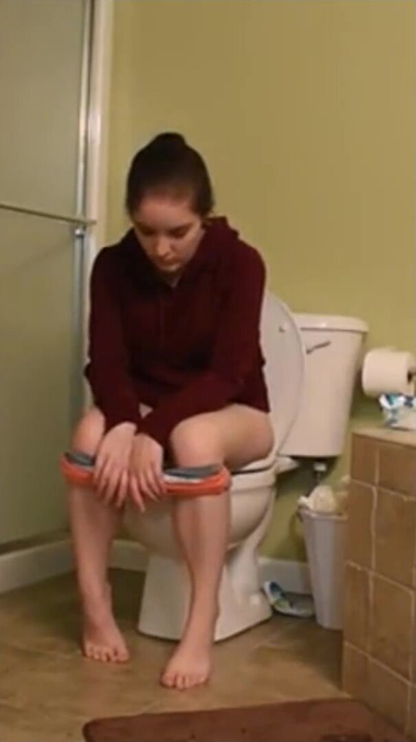 belle fille déféquant dans les toilettes - video 2