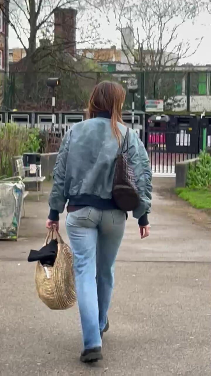 Sim brunette walking in jeans