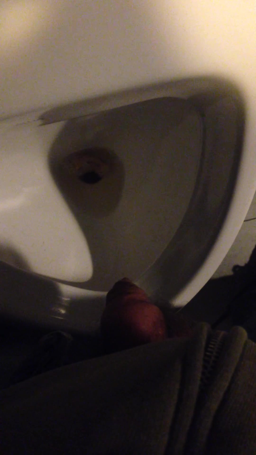 piss in urinal