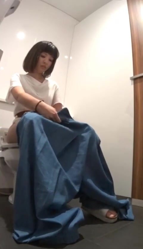 belle fille va aux toilettes - video 18