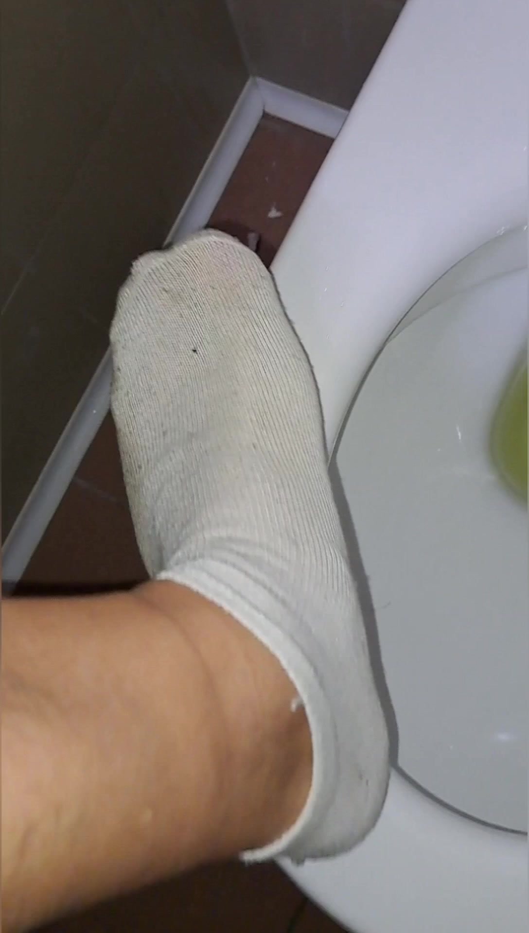 Only whit socks,for 6 days, in 6 public toilet PART 1