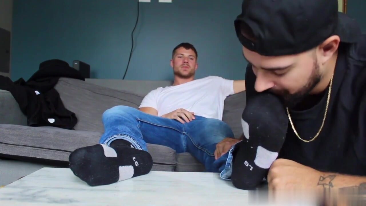 Studly Cownboy Gets Feet Worshipped & Returns The Favor