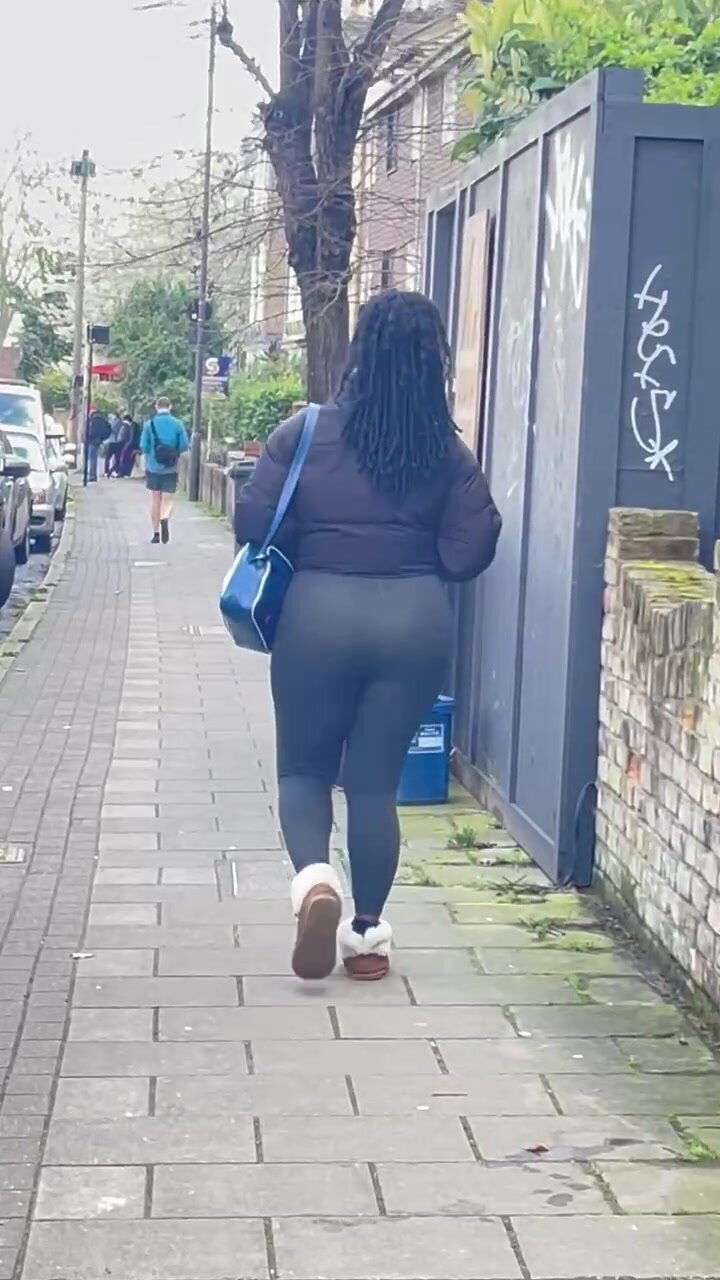 Ebony juicy booty in leggings