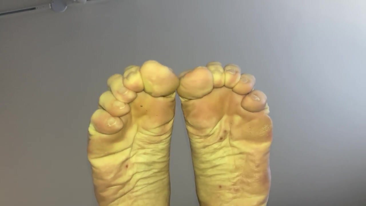 STINKY FEET SOLES FOR YOU TO SMELL AND CUM - COMMENT