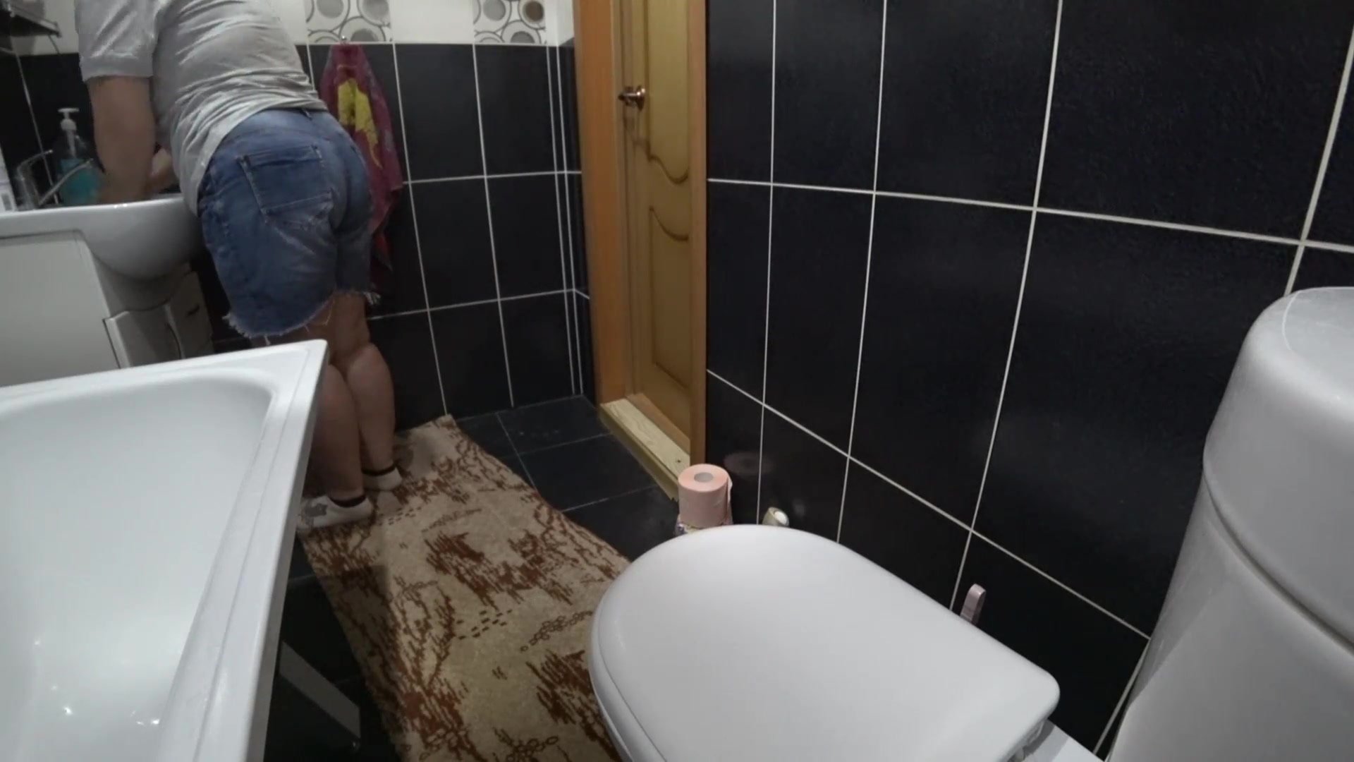 chubby milf urinates on the toilet