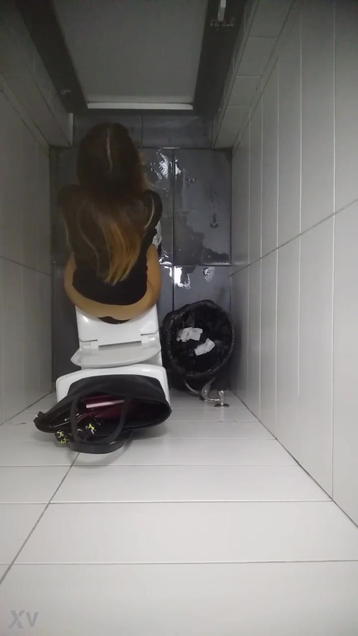 overstall sexy girl pees
