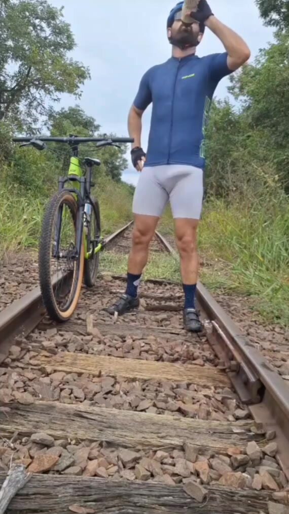 Cyclist bulge - video 11