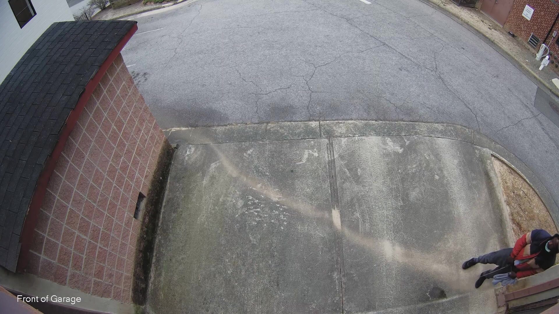 Guy pisses and leaves huge puddle behind alley