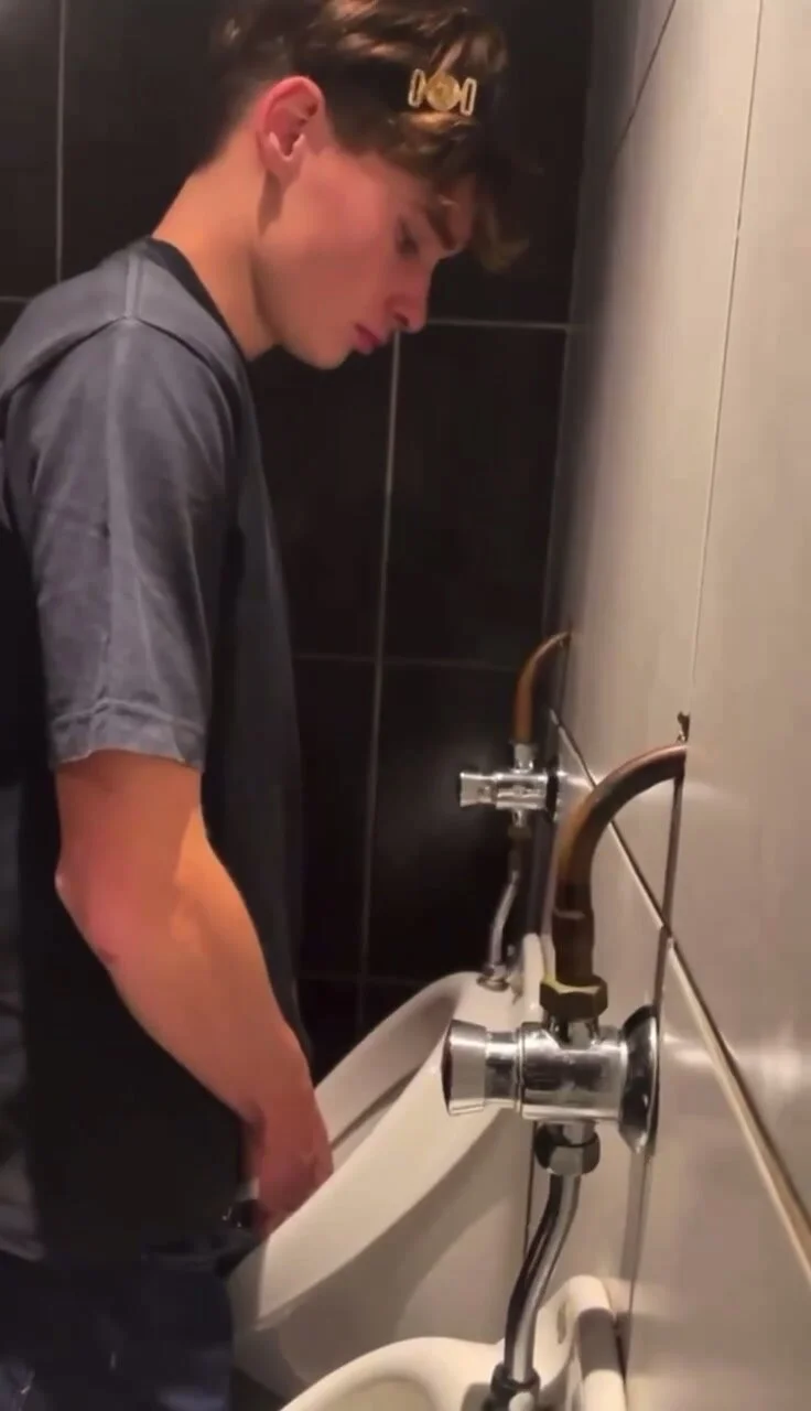 BEAUTIFUL UK STRAIGHT LAD PISSING SPY URINAL - ThisVid.com 日本語で