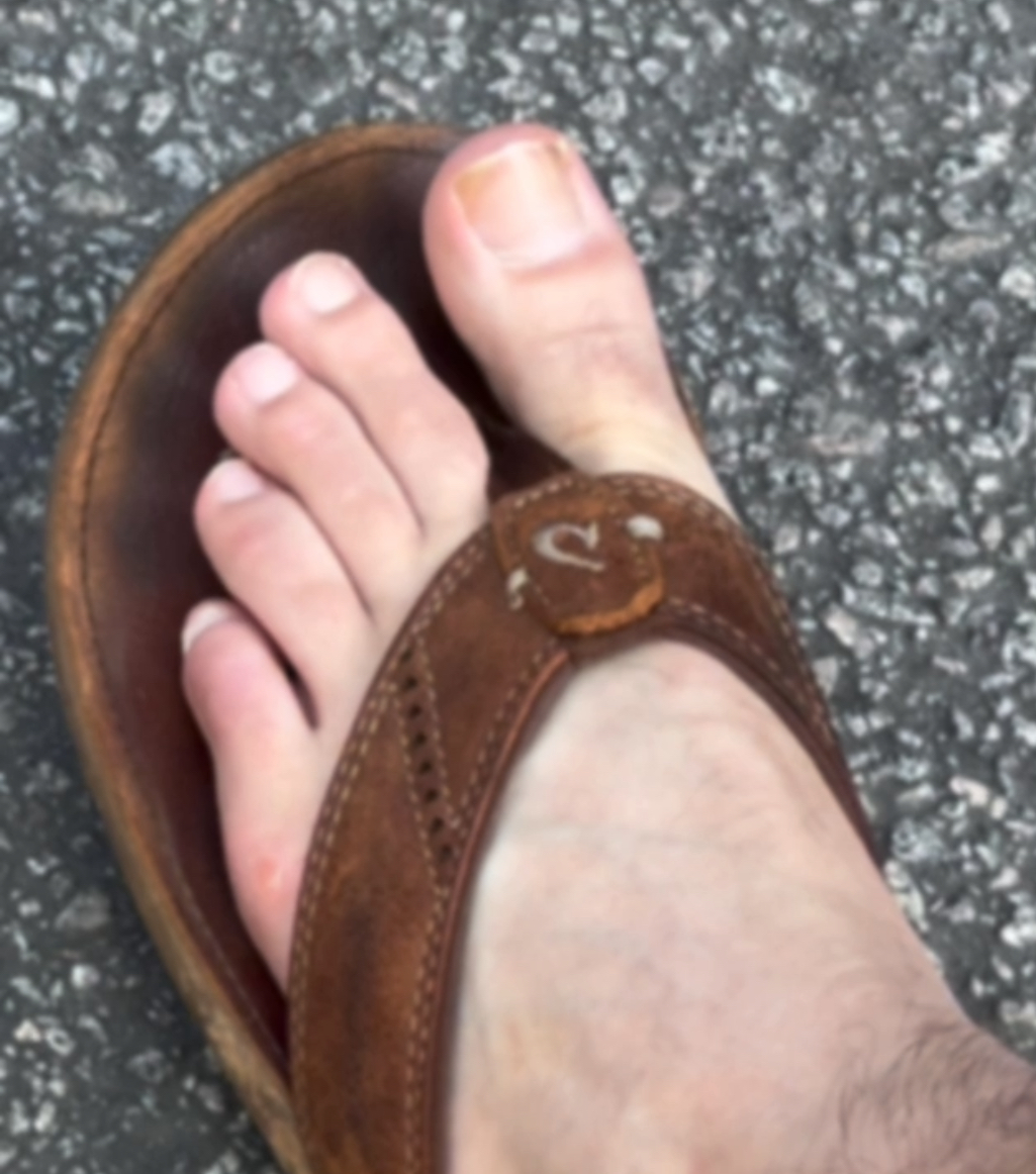 Candid of sexy daddy feet