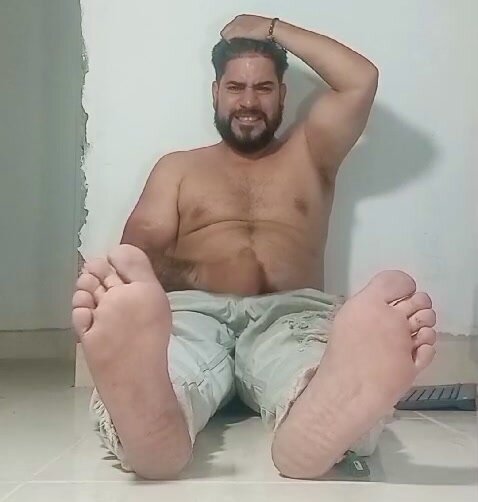 papi barefoot in jeans