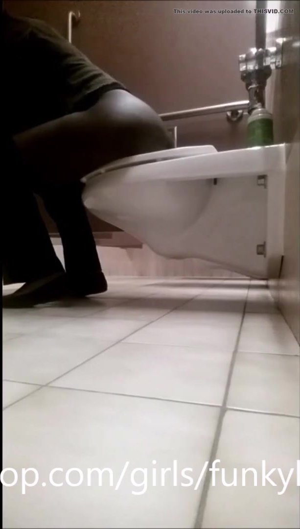 Sexy ebony pooping and farting on toilet