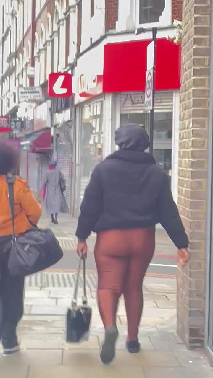 Big African booty in leggings