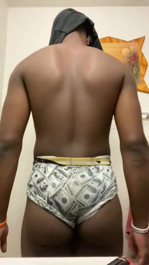 Str8 guy shows fat ass for money