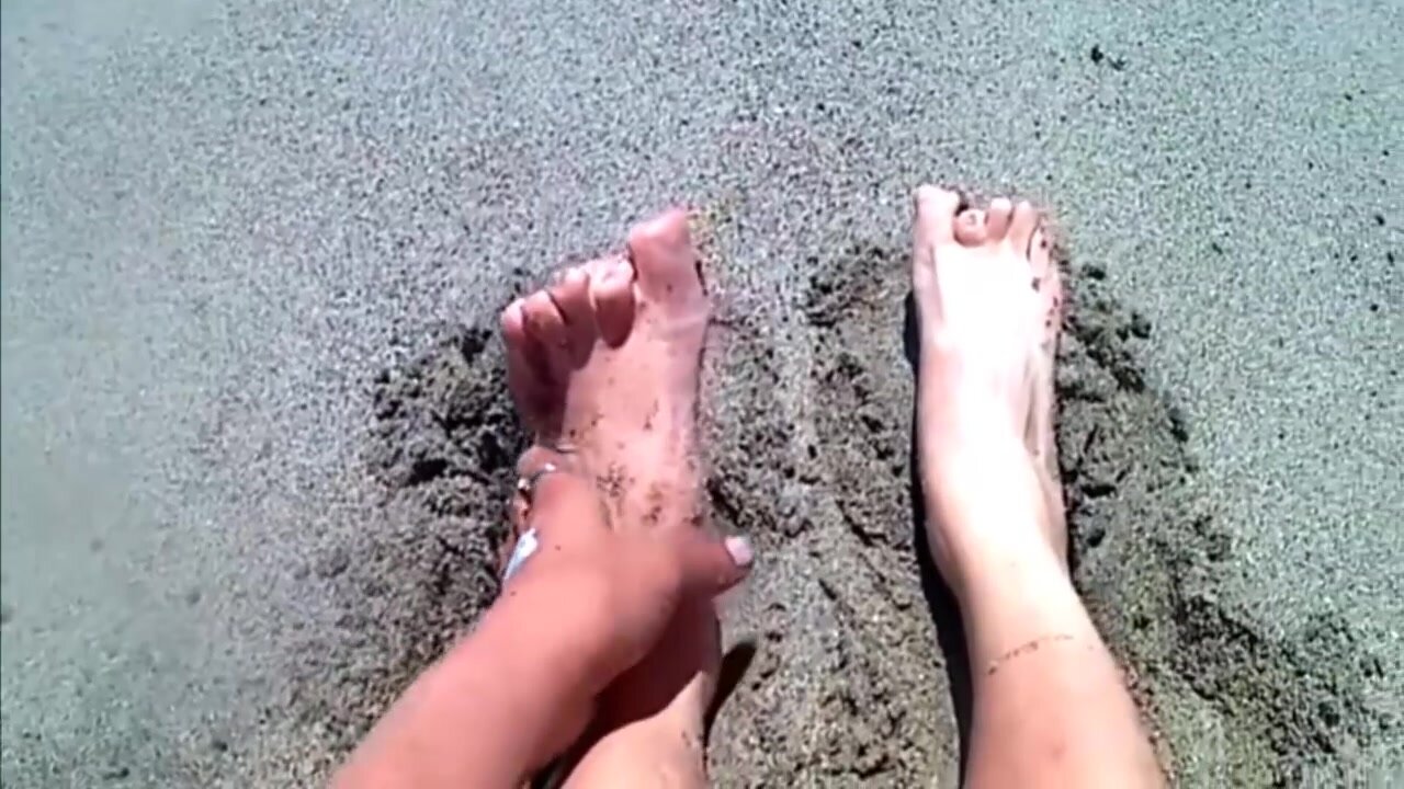 toe amputee on the beach
