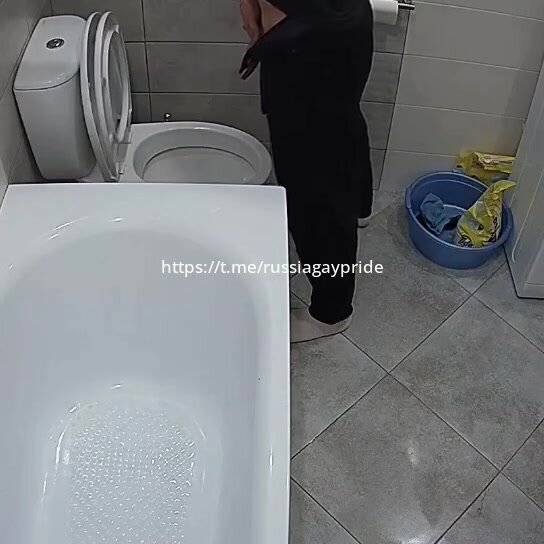 Friend pissing in front of each other