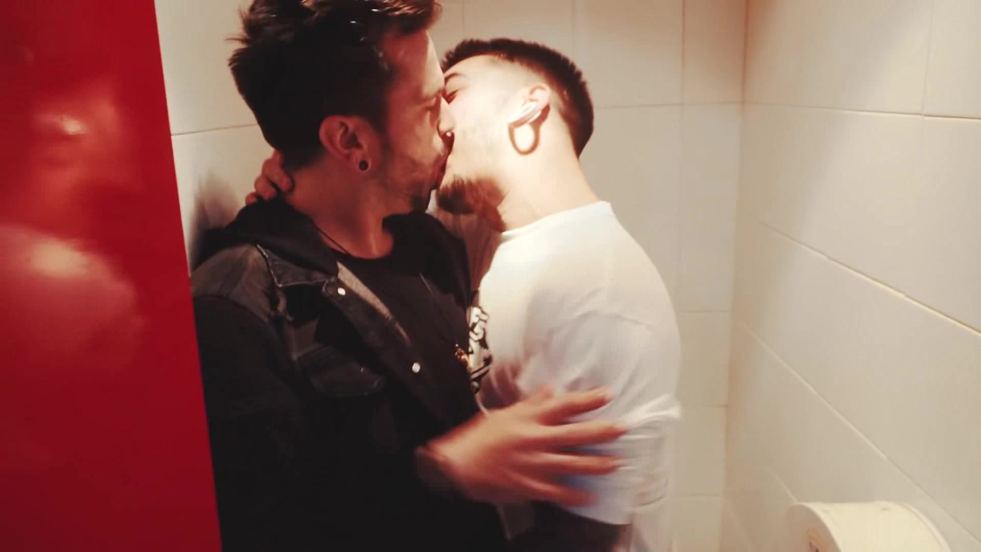 Youtubers: straight kiss for trap videoclip