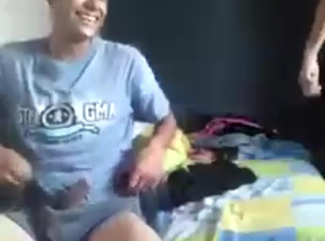 Tio e sobrinho batendo punheta