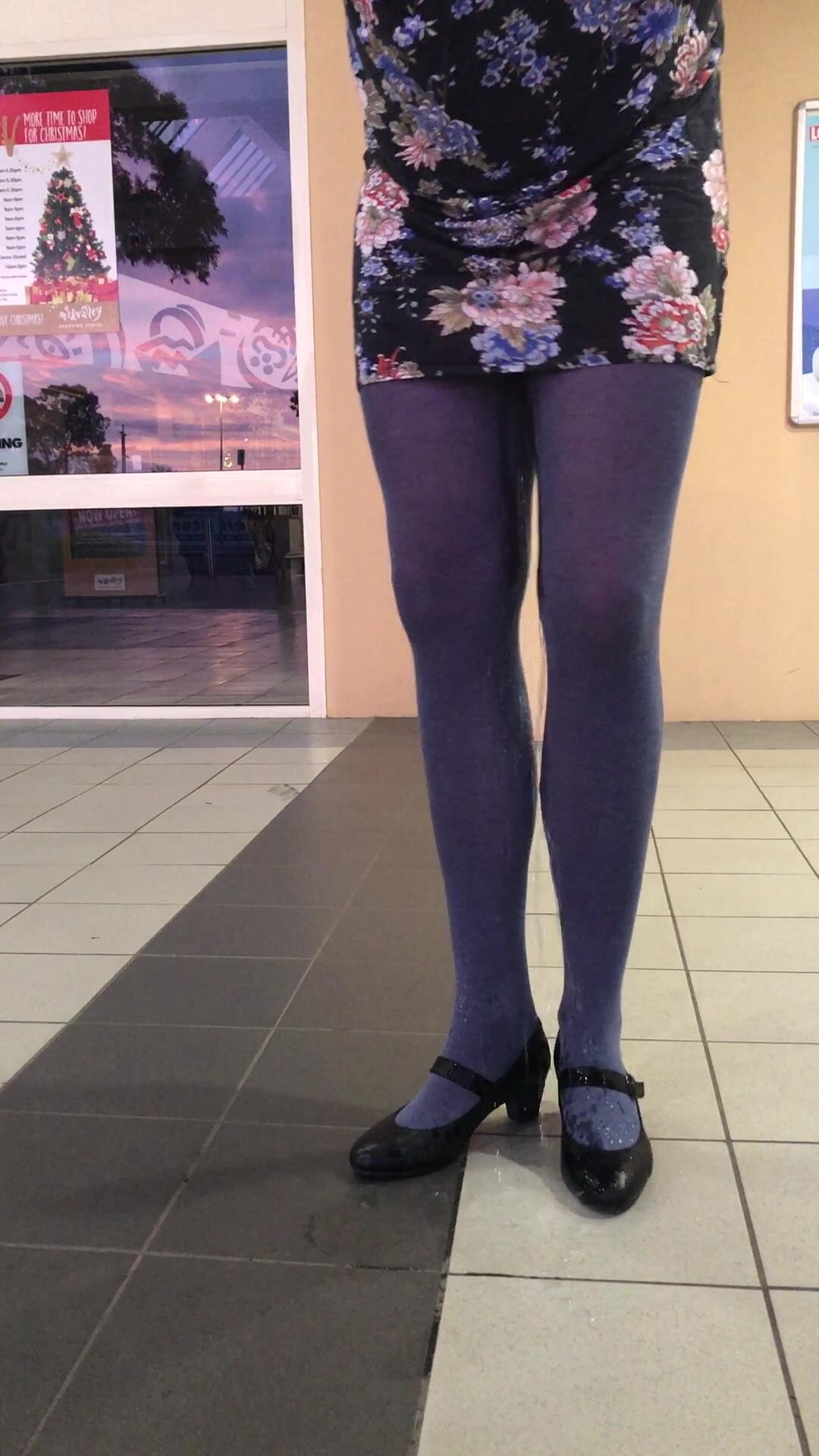 Quick public tights wetting