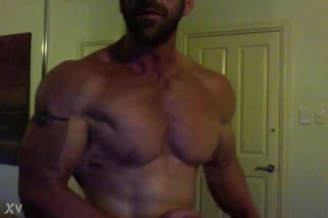 sexy muscled daddy sneakin